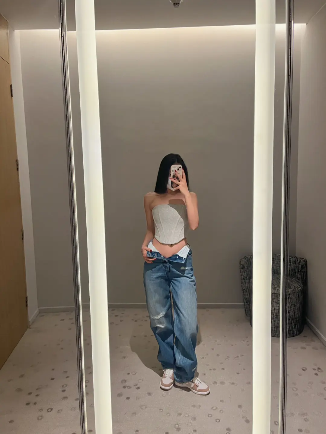 pretty girl wear Good American Jeans